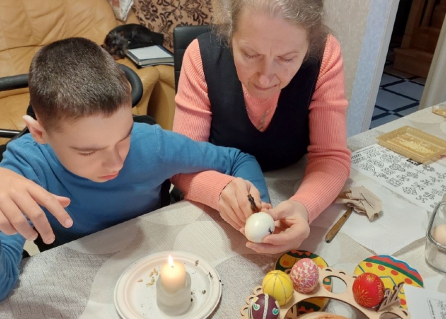 Пінаєв Юрій та Олександра,учні 2 класу, активно готуються до Великодніх свят разом з мамою,бабусею та асистентом вчителя Добрянською В.В.