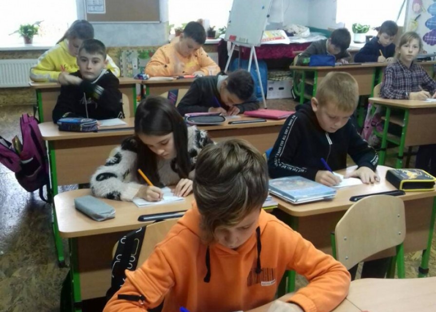 До дня української писемності та мови учні 4 класу написали диктант та були відзначені переможці І етапу Міжнародного конкурсу знавців української мови ім. П. Яцика. Також продовжуємо традиції українського народу. Вишиваний рушничок