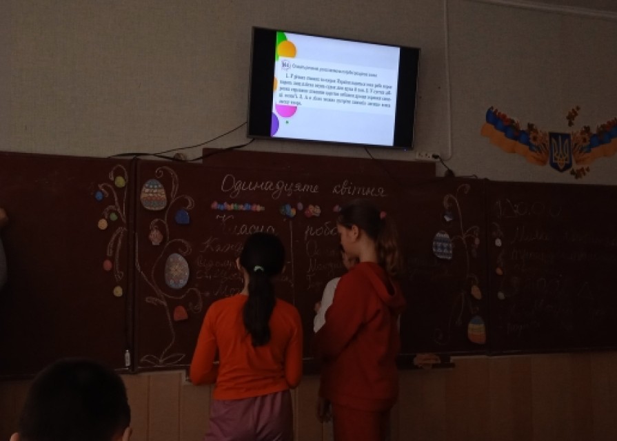 Здобувачі освіти 5 класу гімназії на передвеликодньому тематичному уроці української мови створювали асоціативні кущі до слова "Великдень"