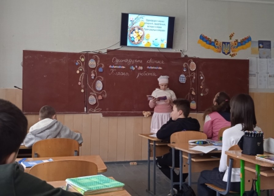 Здобувачі освіти 5 класу гімназії на передвеликодньому тематичному уроці української мови створювали асоціативні кущі до слова "Великдень"