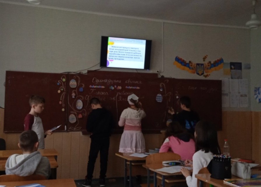 Здобувачі освіти 5 класу гімназії на передвеликодньому тематичному уроці української мови створювали асоціативні кущі до слова "Великдень"