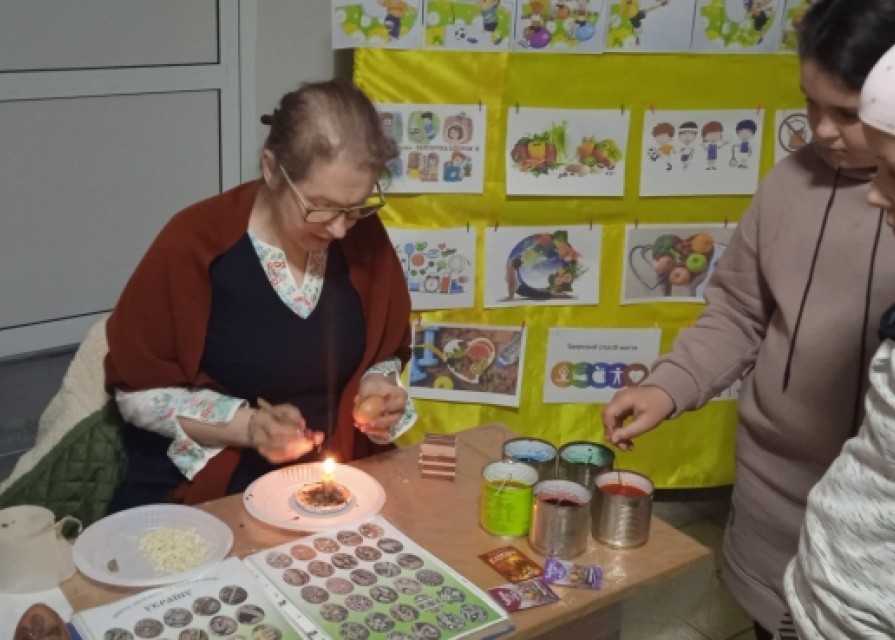 Писанка — український різновид великодніх яєць; яйце, декороване традиційними символами, які пишуться за допомогою воску й барвників.