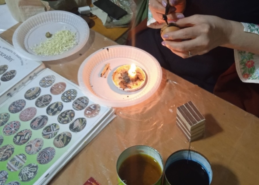 Писанка — український різновид великодніх яєць; яйце, декороване традиційними символами, які пишуться за допомогою воску й барвників.