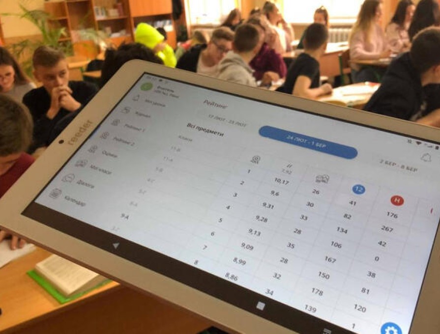 Кінець епохи паперових класних журналів і чорнил: Київ відмовився заповнювати журнали від руки