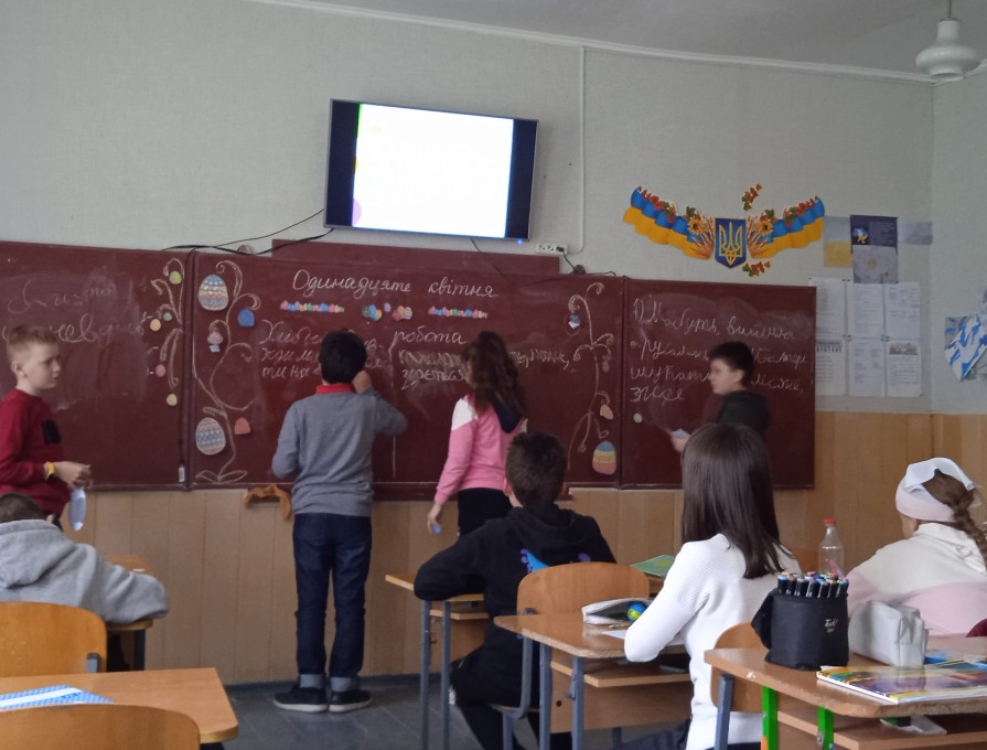 Здобувачі освіти 5 класу гімназії на передвеликодньому тематичному уроці української мови створювали асоціативні кущі до слова "Великдень"