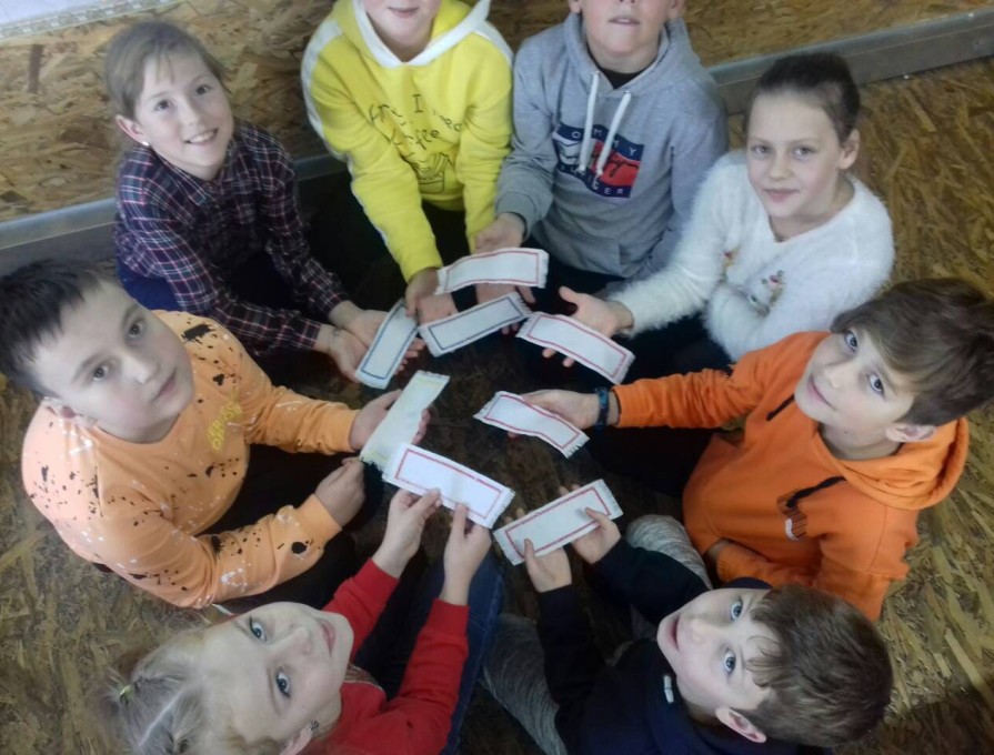 До дня української писемності та мови учні 4 класу написали диктант та були відзначені переможці І етапу Міжнародного конкурсу знавців української мови ім. П. Яцика. Також продовжуємо традиції українського народу. Вишиваний рушничок