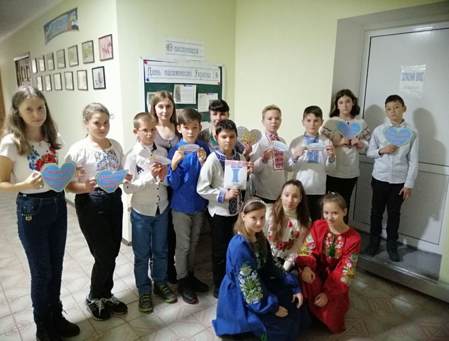 У гімназії до дня писемності оформлено книжкову виставку « Моя солов'їна» бібліотекарем школи Горбонос А.Г.