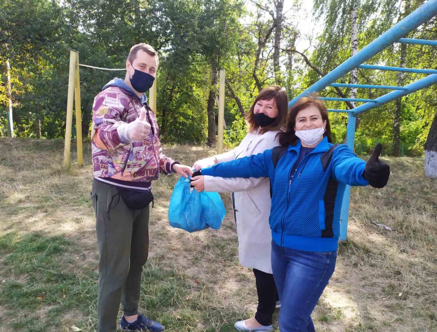 Колектив Зарванецької ЗОШ І-ІІ ступенів долучився до щорічної соціально-екологічної акції «Всесвітнього дня прибирання» зелених зон та благоустрою територій.