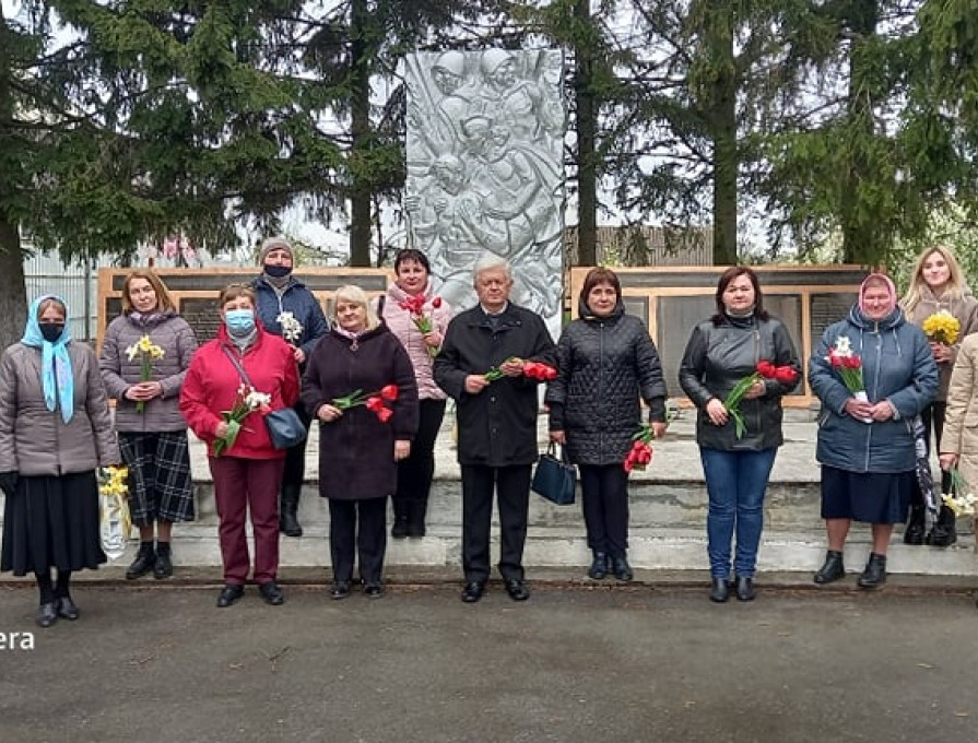 Педагогічний колектив КЗ "Зарванецької гімназії" відзначив День пам'яті жертв Другої світової війни, та примирення між країнами-учасниками Другої світової війни