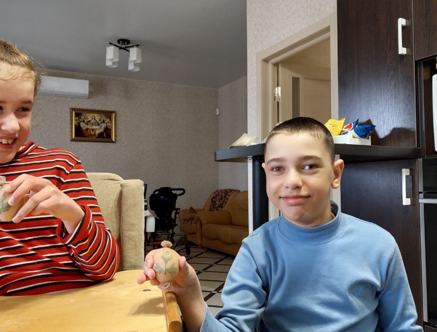 Пінаєв Юрій та Олександра,учні 2 класу, активно готуються до Великодніх свят разом з мамою,бабусею та асистентом вчителя Добрянською В.В.