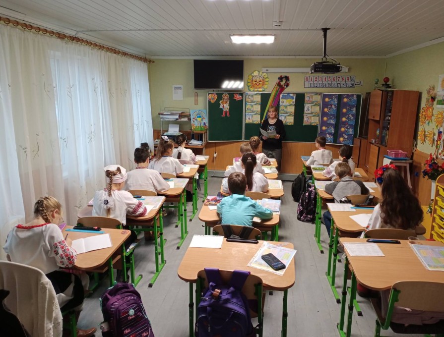 Здобувачі освіти 2 та 4 класів також долучилися до написання 21-го загальнонаціонального диктанту із класними керівниками Вч. Семенчук В.А ., Марценюк Л.І.