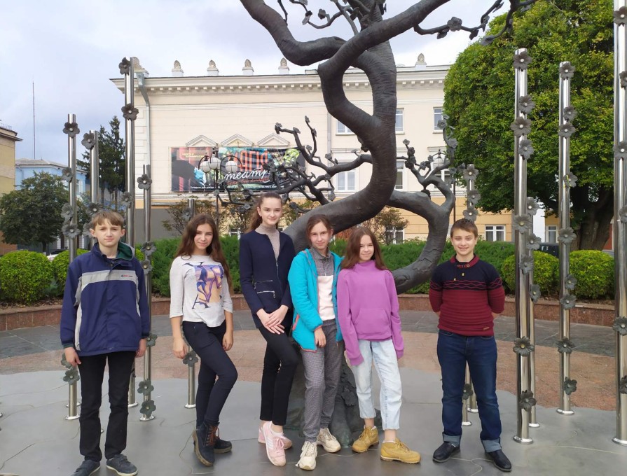 Учні 7 і 8 класів вшанували пам'ять загиблих активістів під час Революції Гідності біля бронзового " Дерева Свободи"