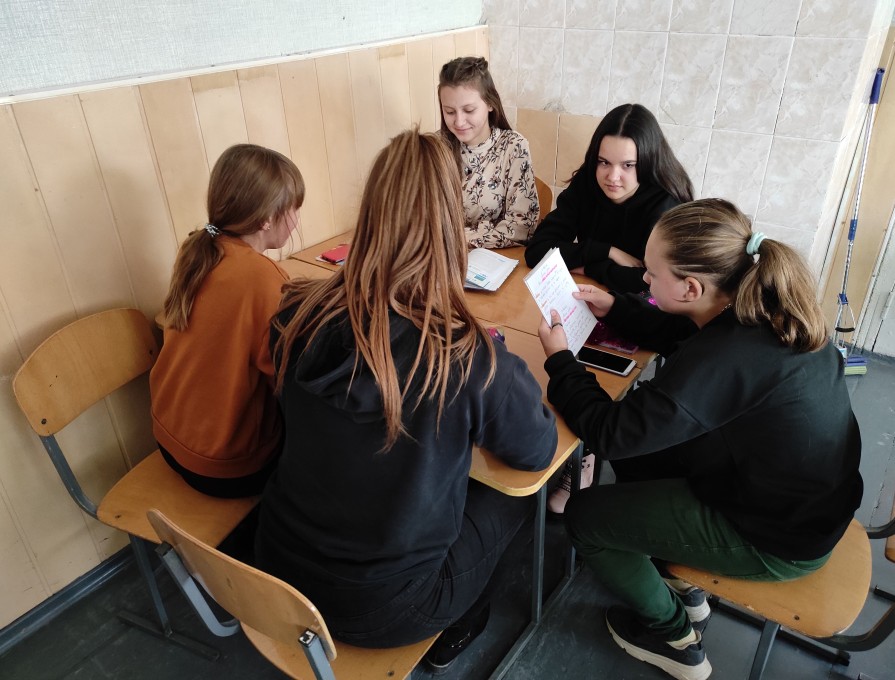 До шкільного тижня права було преведено брейн-ринг між учнями 9 класу на тему:«Свої права ти добре знай, їх шануй та поважай»