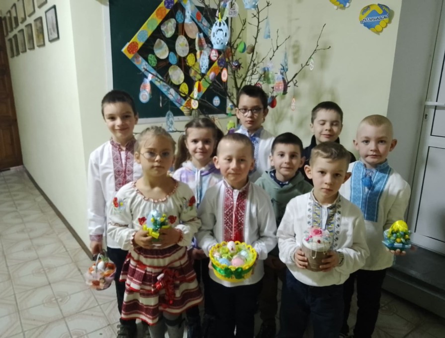 Писанка — український різновид великодніх яєць; яйце, декороване традиційними символами, які пишуться за допомогою воску й барвників.