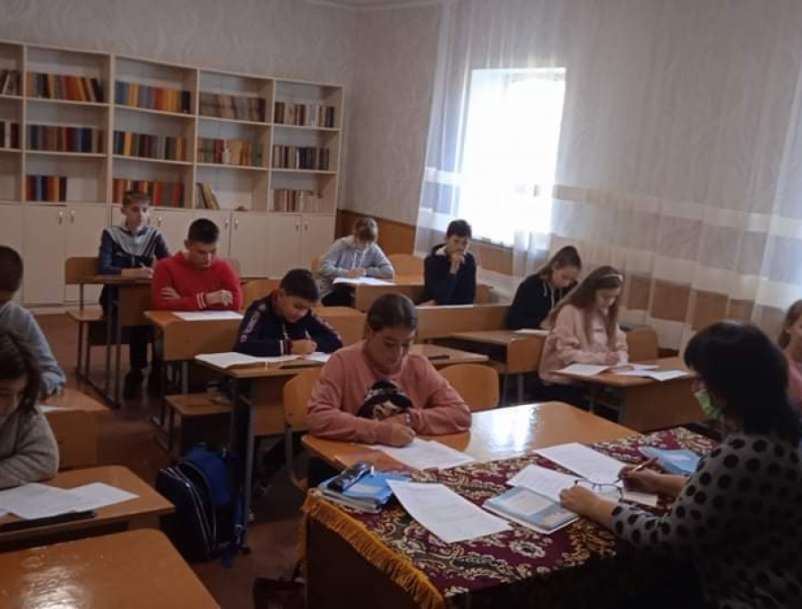 У понеділок, 11 жовтня, розпочався І (шкільний) етап Всеукраїнських учнівських олімпіад. Цього дня зібралися школярі 6-9класів – найкращі знавці української мови.Учасники олімпіади виборють право захищати честь школи на ІІ етапі. Бажаємо успіхів учас