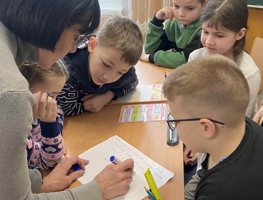 Поглибити теоретичні знання та практичні навички учнів з української мови, спонукати їх до творчої праці; розвивати уміння застосовувати знання в незвичних ситуаціях; виховувати повагу до барвистого рідного слова