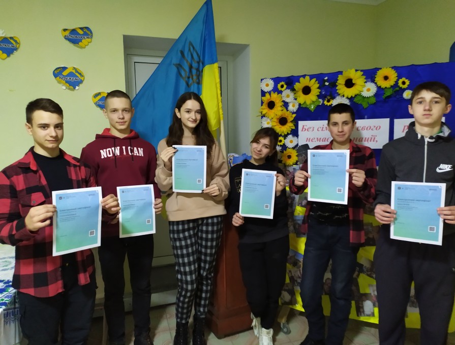 Учні 9 класу отримали електронні сертифікати, що засвідчують успішне проходження базового курсу про кібербулінг для підлітків на платформі Дія за сприяння Міністерства цифрової трансформації України