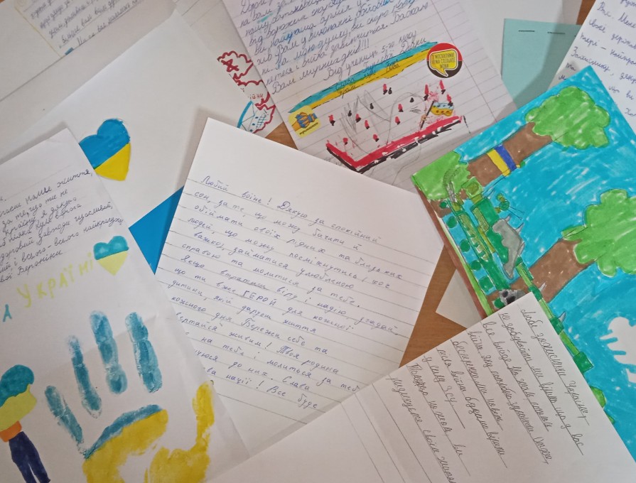 Учні 5 класу на уроці української мови вчилися писати листи.....