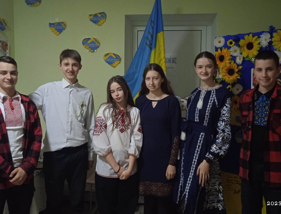 Слова росли із грунту як жита Добірним зерном колосилась мова Вона як хліб. Вона мені свята. І кров'ю предків тяжко пурпурова 💙💛