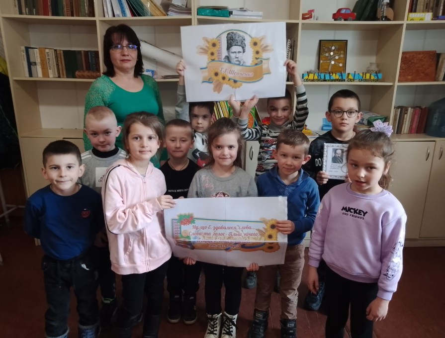 Учні 1 класу (кл.кер.Ковтун Г.П.) узявши приклад з малого Тарасика, котрий колись мав "захалявну книжечку" з віршами, створили власну збірку з поезіями Тараса Шевченка, а також вдосконалили її замальовками до них.