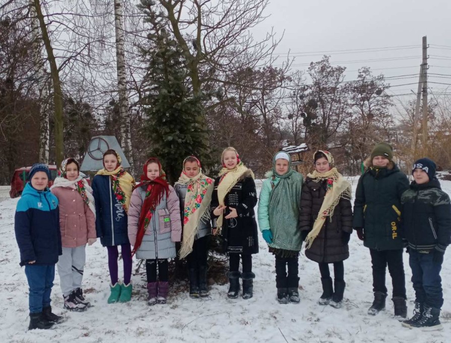 Учні 4 класу вітають усіх зі святом Меланки!