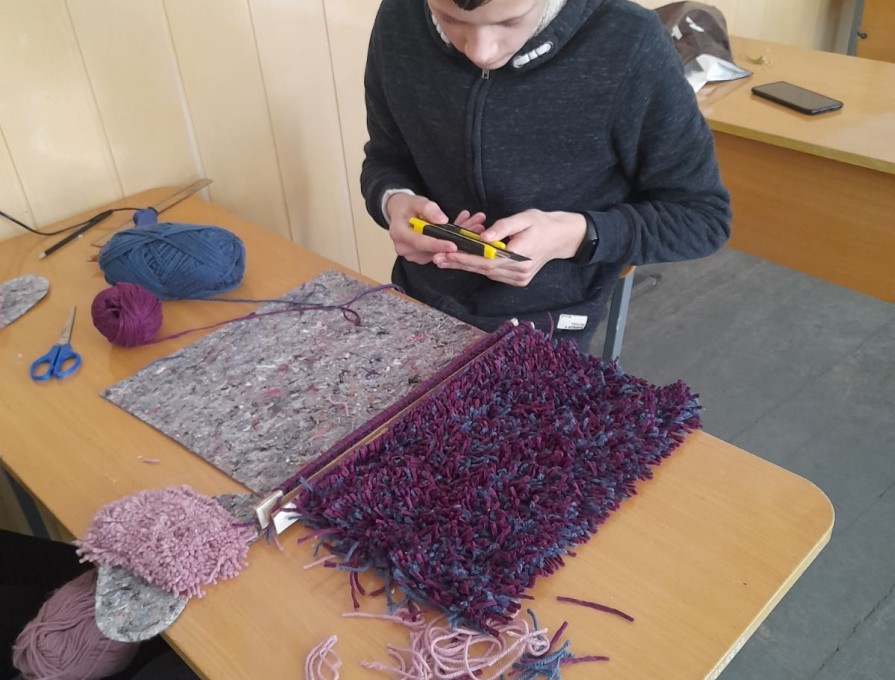 Урок трудового навчання у 9 класі на тему: " Нове життя старим речам" (Вч. Андрущенко В.В.)